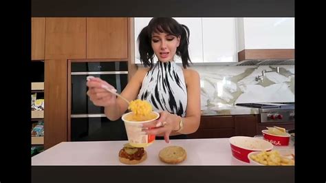 sssniperwolf gyatt pics